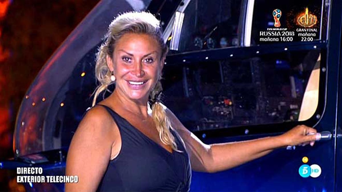 Raquel Mosquera, a punto de subir a un helicóptero. (Tele 5)