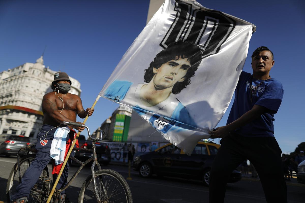 Aficionados argentinos rinden homenaje a Maradona