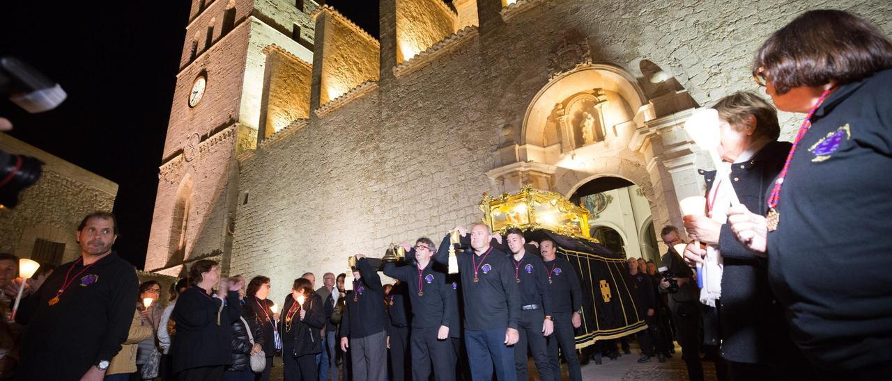 Salida de una procesión desde la catedral de Ibiza. Vicent Marí