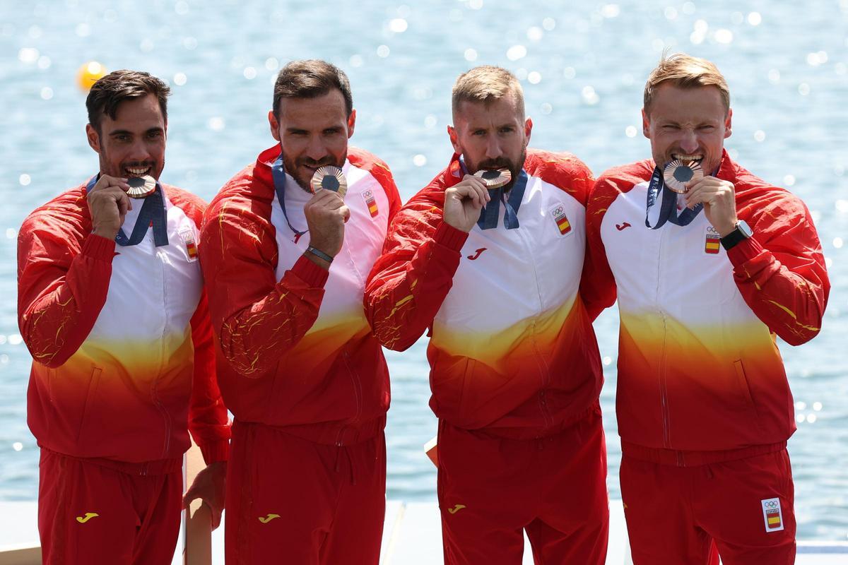 Rodrigo Germade, Saúl Craviotto, Carlos Arévalo y Marcus Cooper con la medalla de bronce del K4.