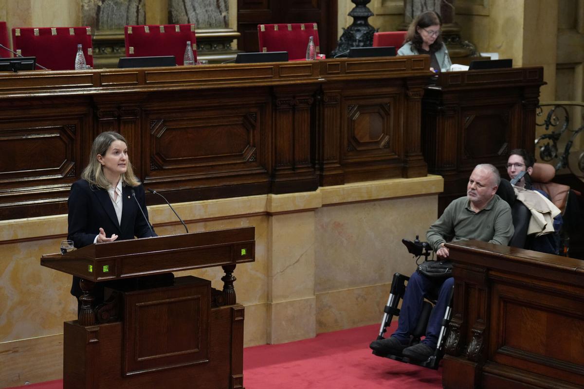 La consellera de Drets Socials, Mònica Martínez Bravo, durante su intervención en el Parlament para defender la aprobación del despliegue en Catalunya de la Ley ELA