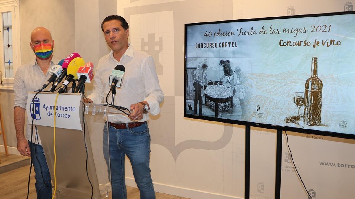 Óscar Medina presenta la Fiesta de las Migas, acompañado de Salvador Escudero.
