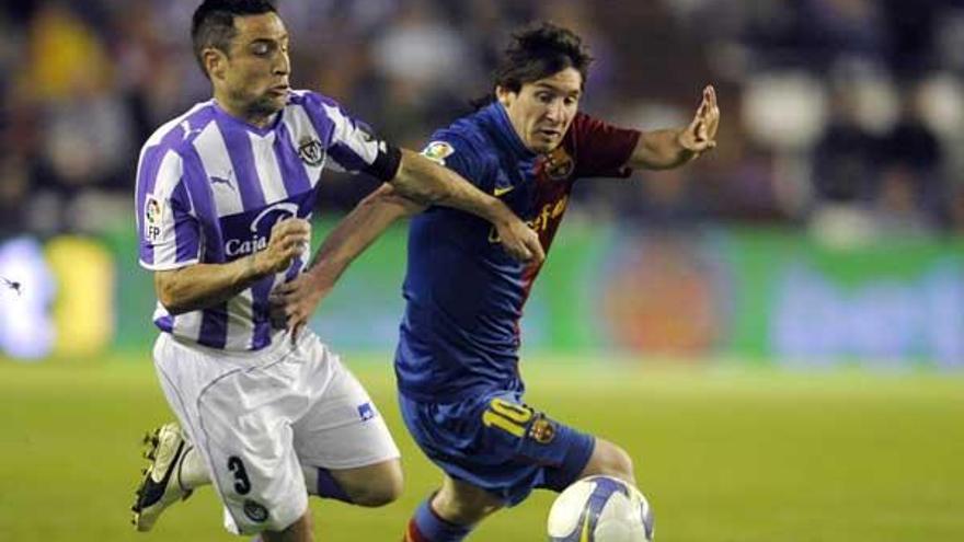 Messi trata de desbordar a un contrario durante el partido ante el Valladolid.