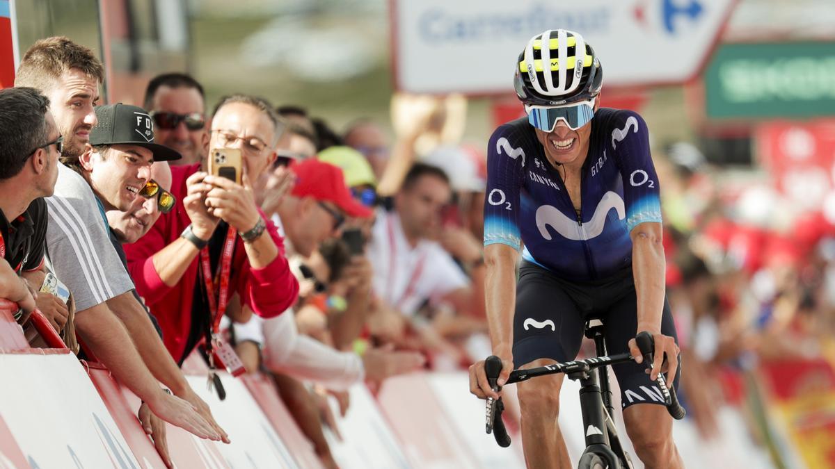 Enric Mas llega a la meta en una de las etapas de la Vuelta.