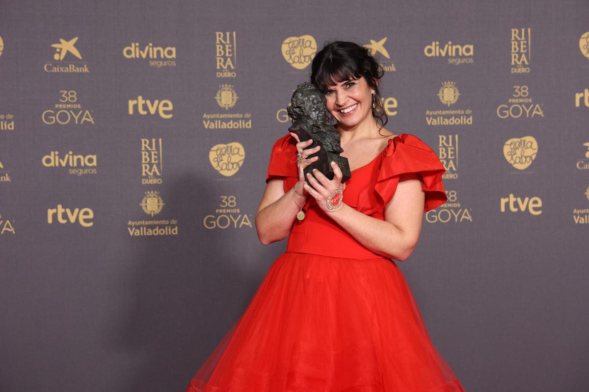 Janet Novás posa con el Goya a Mejor Actriz Revelación por su papel en 'O Corno'