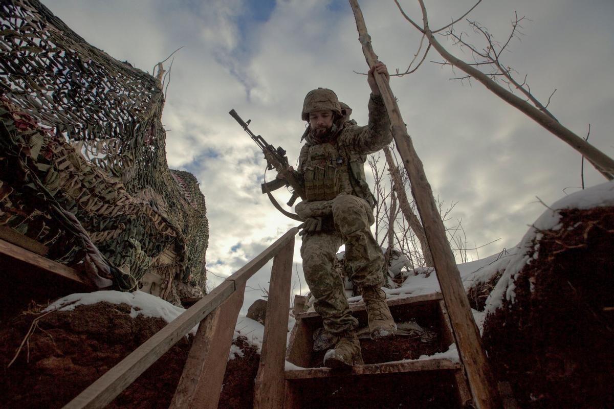 Un miembro de las fuerzas armadas ucranianas en posiciones de combate en la región de Donetsk.