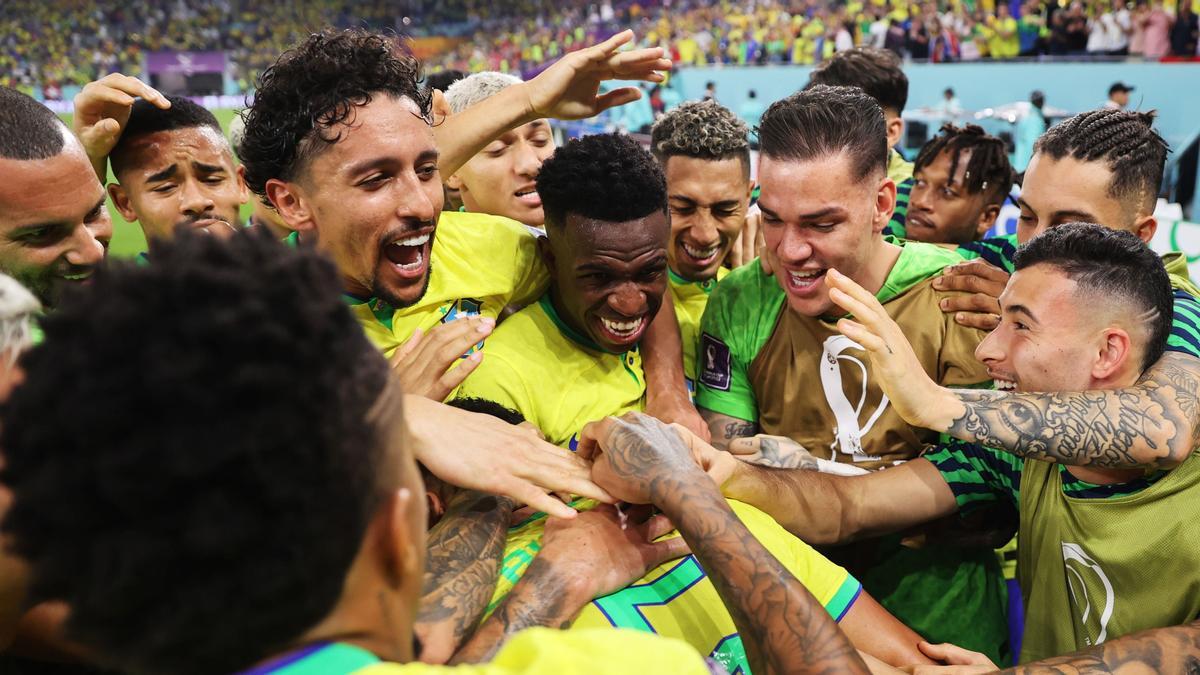 Jugadores de Brasil celebrando el gol de Casemiro.