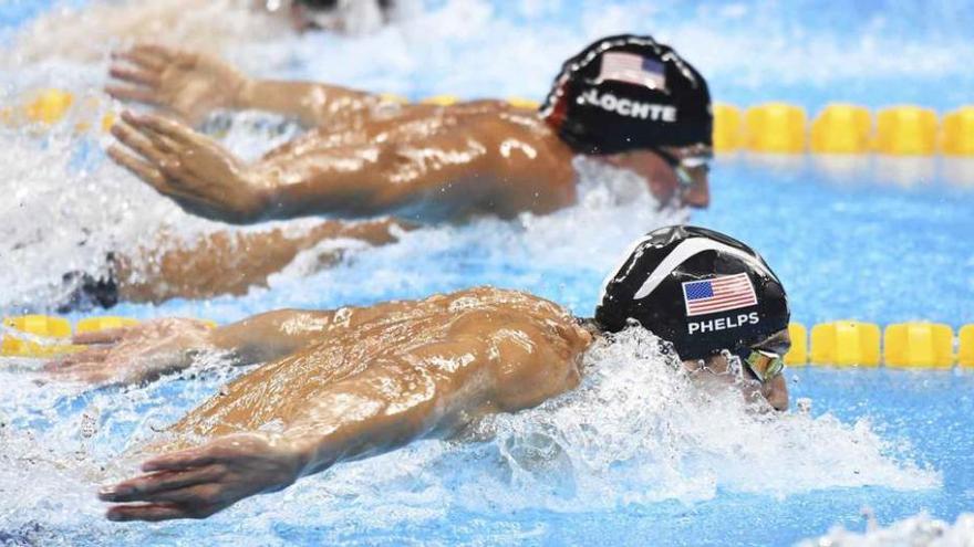 Phelps, en primer término, nadando la final de los 200 estilos, con Lochte al fondo.