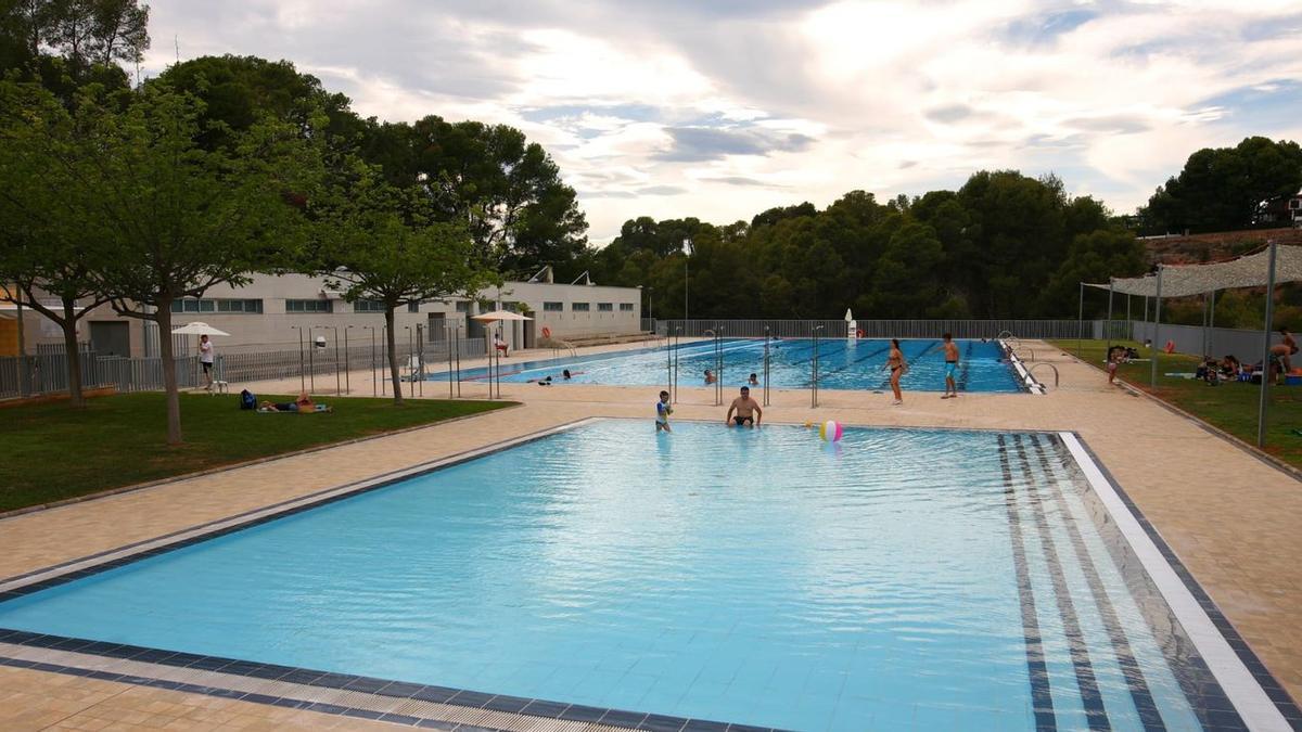 La piscina de verano del Termet de Vila-real abrió ayer temporada, aunque sin entrada masiva de usuarios.