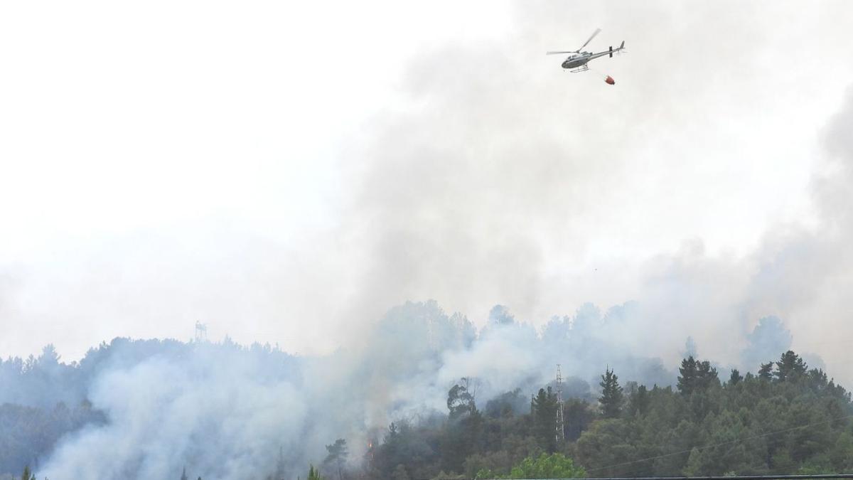 Un helicóptero, en labores de extinción.