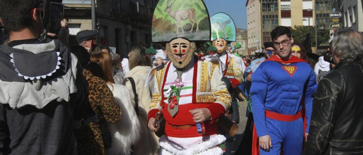 Superhéroes y cigarróns comparten entroido en Verín.  | |  I. OSORIO