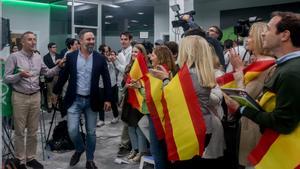 El líder de Vox, Santiago Abascal, a su llegada para comparecer en una rueda de prensa durante el seguimiento de la jornada electoral en la sede nacional de Vox