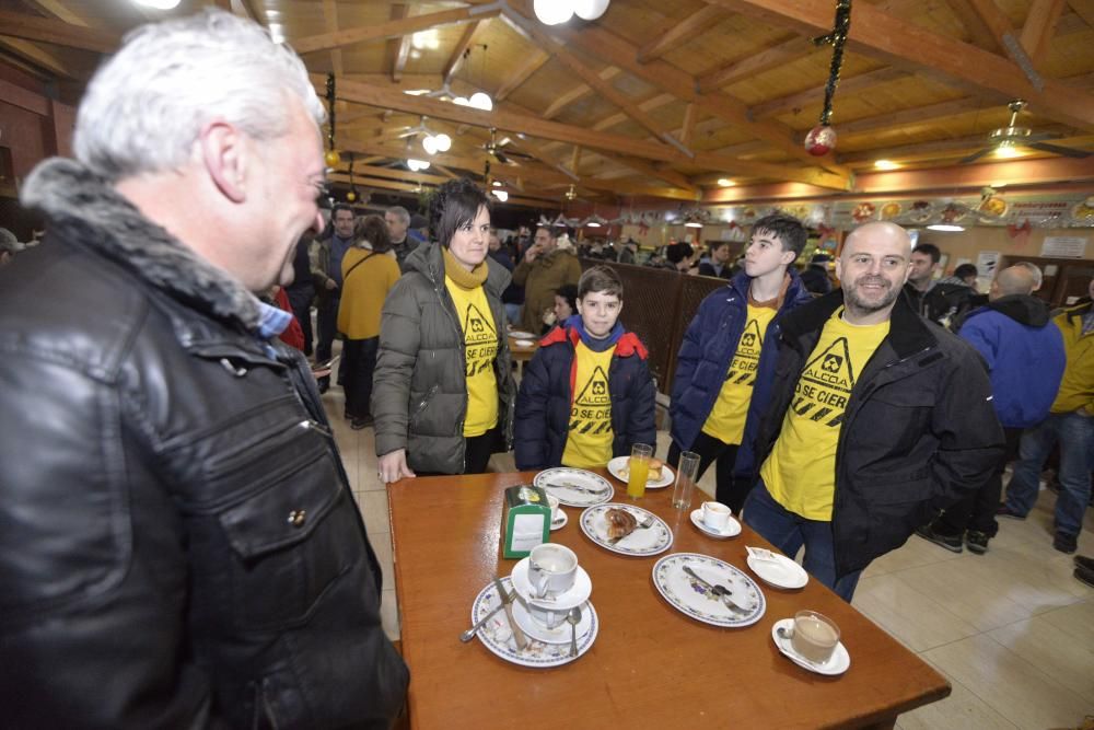 Los trabajadores de Alcoa de Asturias parten hacia Madrid a una manifestación contra el cierre de la fábrica