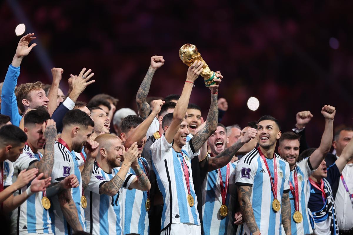 Lusail (Qatar), 18/12/2022.- Angel Di Maria of Argentina (C) lifts the World Cup trophy as he celebrates with teammates winning the FIFA World Cup 2022 Final between Argentina and France at Lusail stadium, Lusail, Qatar, 18 December 2022. (Mundial de Fútbol, Francia, Estados Unidos, Catar) EFE/EPA/Tolga Bozoglu