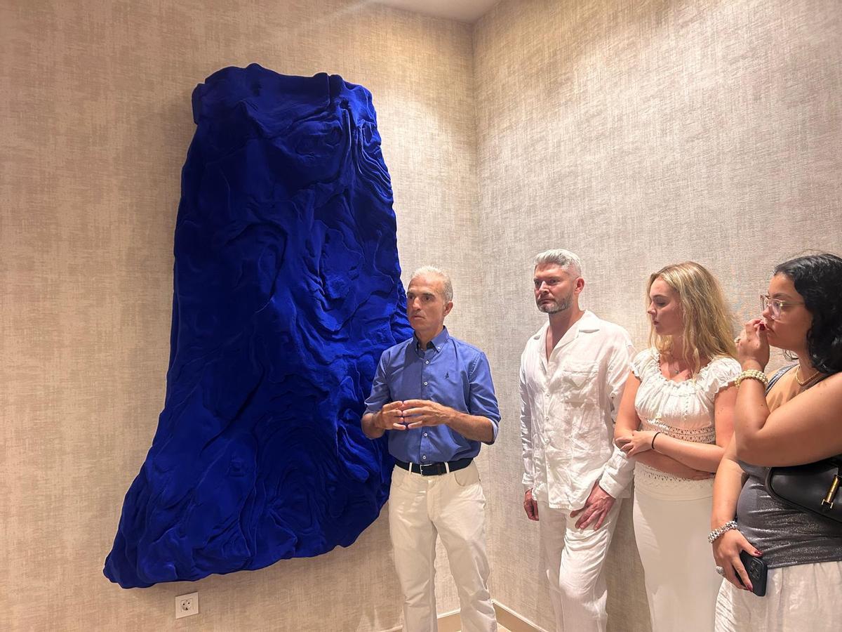 Víctor Goikoetxea junto a su gran bajorrelieve de terciopelo azul