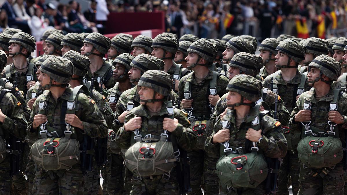 Varios militares desfilan durante el desfile militar con motivo del Día de las Fuerzas Armadas, a 25 de mayo de 2024, en Oviedo, Asturias (España).