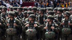 Varios militares desfilan durante el desfile militar con motivo del Día de las Fuerzas Armadas, a 25 de mayo de 2024, en Oviedo, Asturias (España).
