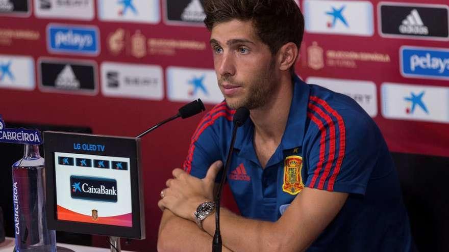 Sergi Roberto atiende a los medios en rueda de prensa, ayer.