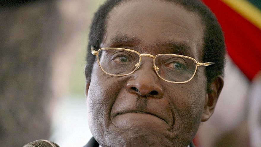 Fotografía de archivo del 27 de marzo de 2008 que muestra al presidente de Zimbabue, Robert Mugabe, durante una ceremonia en Harare, Zimbabue.