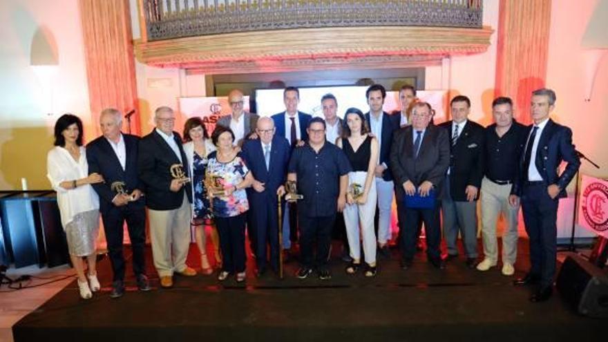 Los galardonados por el Casino Eldense durante la gala de anoche por el 118 Aniversario.