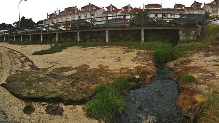 El regato que sale al mar desde las urbanizaciones de la isla de A Toxa.