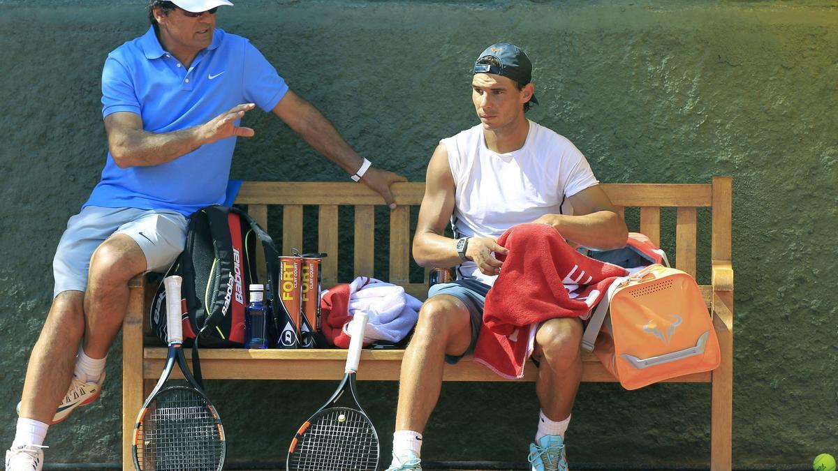 Toni Nadal con su sobrino Rafael, en el descanso de un entrenamiento.