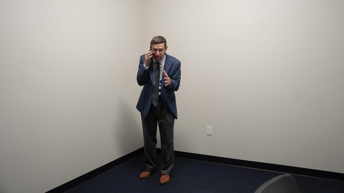 Tim Robinson en una imagen de 'La empresa de sillas'