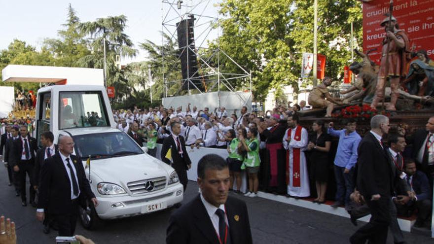 El Papa transita en su vehículo junto a La Crucifixión en la JMJ de 2011.