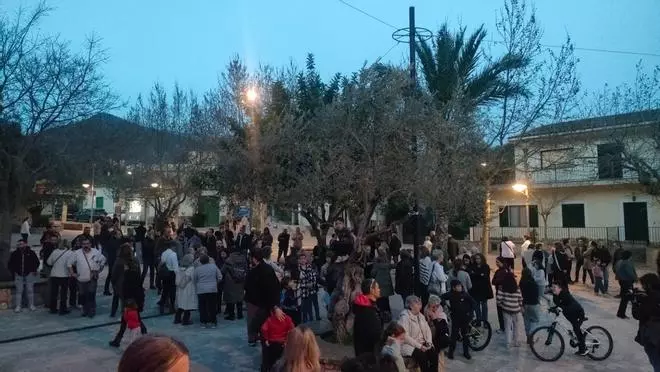 Un centenar de personas se ha concentrado en repulsa del asesinato de la anciana de Puigpunyent