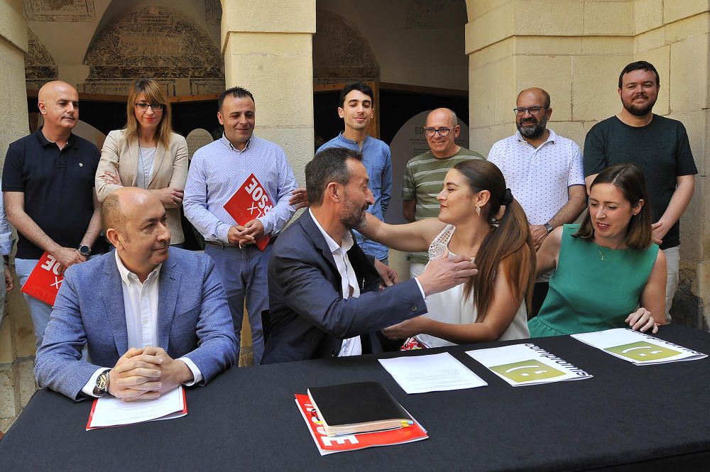 PSOE y Compromís sellan el pacto de gobierno de Elche en el claustro de San José