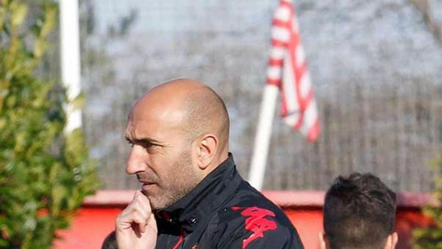 Abelardo, durante el entrenamiento de ayer.