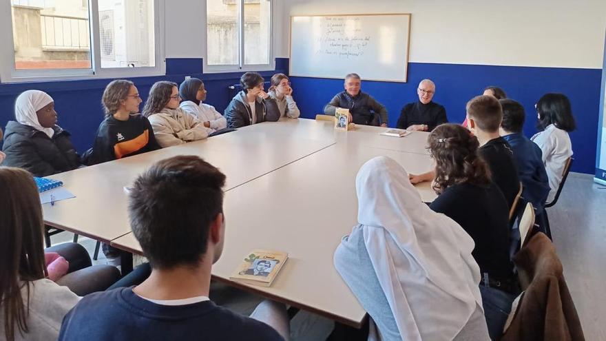 El club de lectura del colegio Santo Domingo de Silos recibe a los escritores Jesús Trasobares y Boniface Ofogo