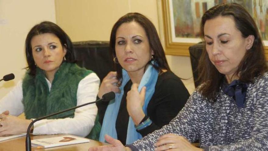 Celeste Garrido, entre la concejala de Cultura, María José de Pazo, y la alcaldesa, María Ramallo. // S.A.