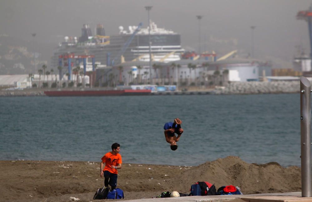 La calima enturbia el ambiente de Málaga