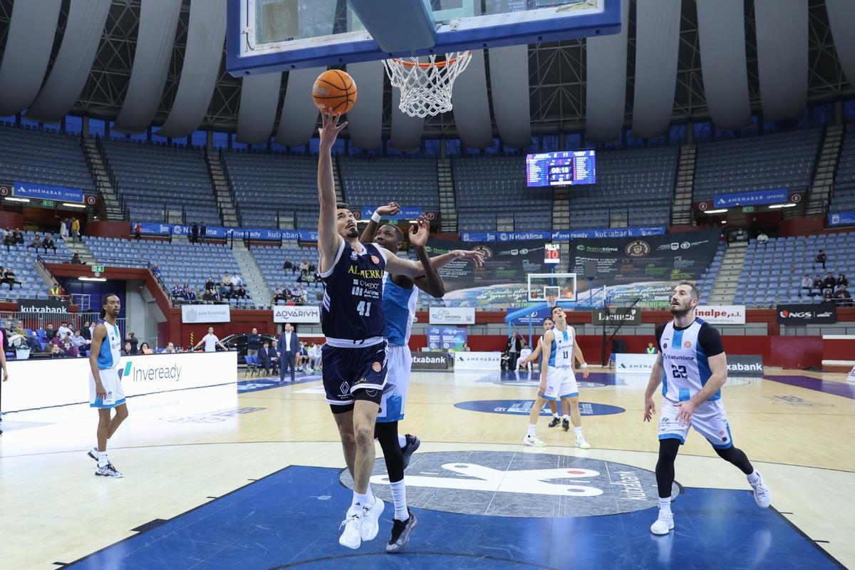 Robert Cosialls intenta anotar ante el Gipuzkoa Basket