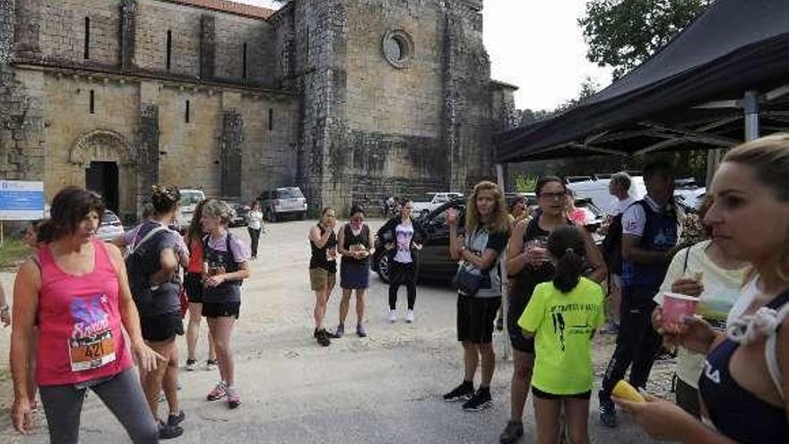 El II Trail do Románico a su paso por el monasterio. // Bernabé/Ana Agra