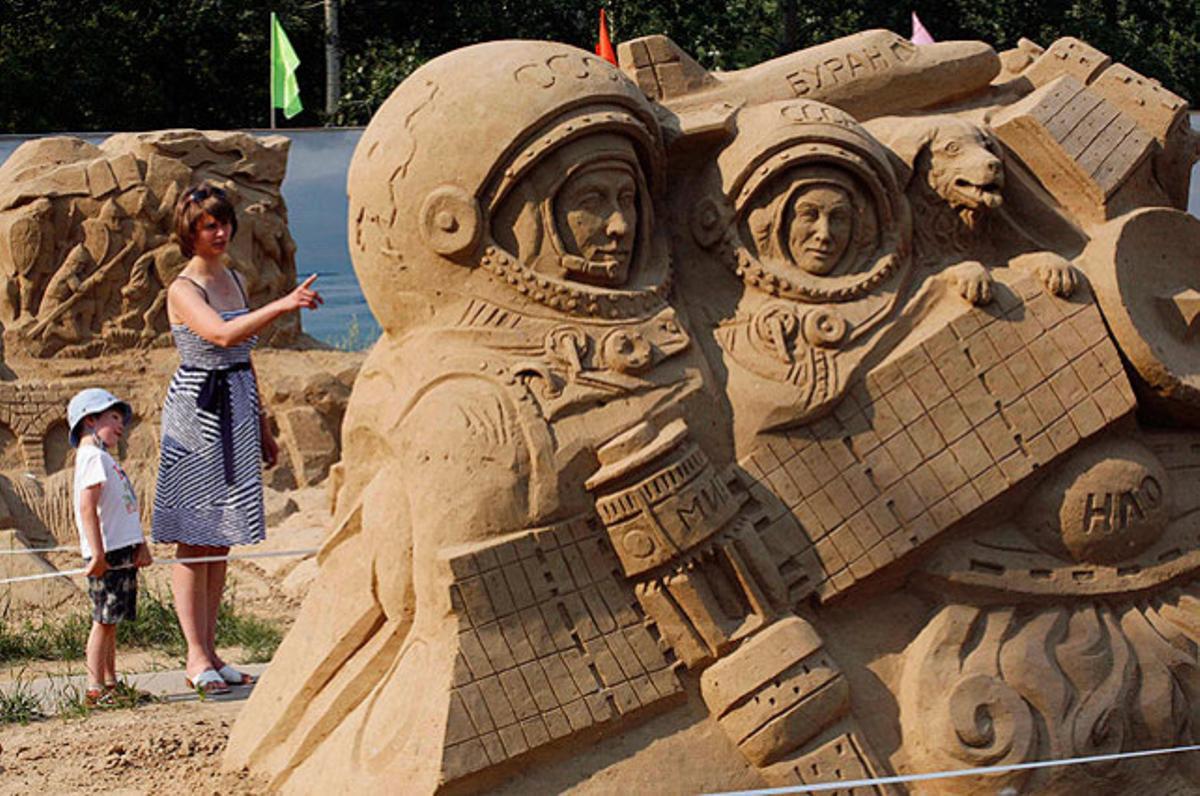 L’exposició d’escultures de sorra ’Roda de la història’, on artistes locals mostren obres que representen l’exploració espacial i els Jocs Olímpics, entre altres temes, a Krasnoiarsk (Rússia).