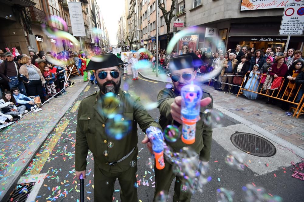 El desfile de Carnaval inunda de gente, color y humor el centro de Pontevedra