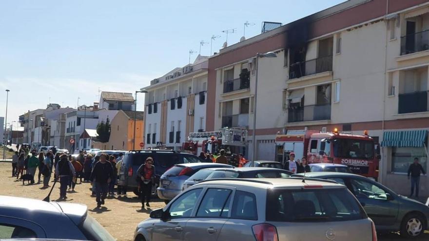 Los bomberos sofocan un incendio en un piso en Villanueva de la Serena