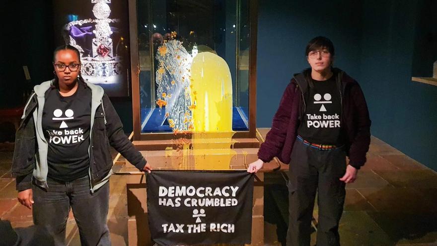 "Activistas lanzan pastel y natillas a la Corona Británica: ¡La democracia se 'crumblea'!"