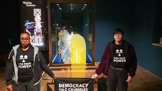 Detenidos cuatro activistas por lanzar comida contra la vitrina de la corona imperial del Estado en la Torre de Londres