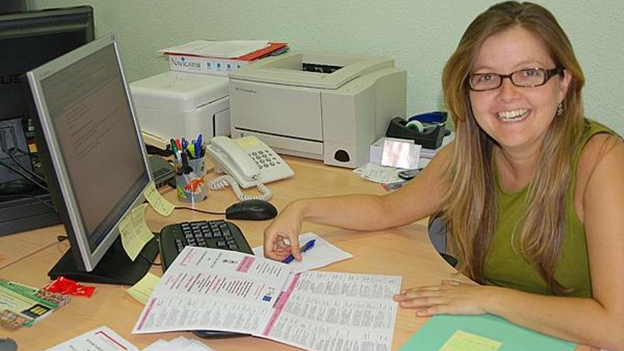 Ana Vicente en la oficina del Ayuntamiento de Villar del Buey donde desempeña su labor en pro del empleo rural.