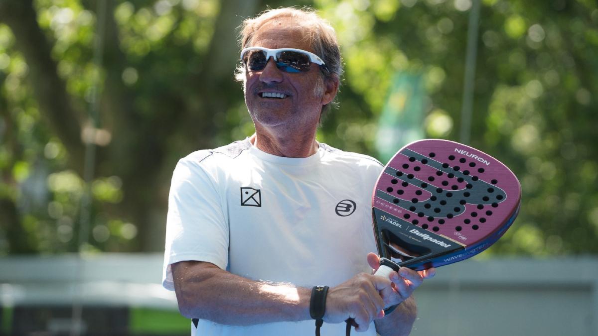 Jorge Martínez, fundador del M3 Padel Center, con las gafas Bikkoa