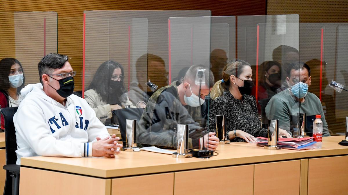Algunos de los familiares acusados de intento de asesinato en Telde, durante el juicio celebrado en su contra