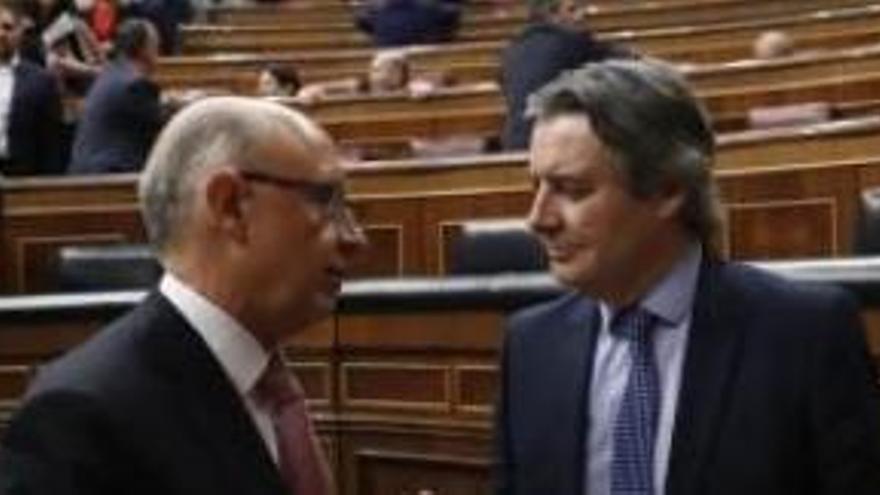 El ministro Montoro conversa en el Congreso con el secretario de Estado valenciano Rubén Moreno.