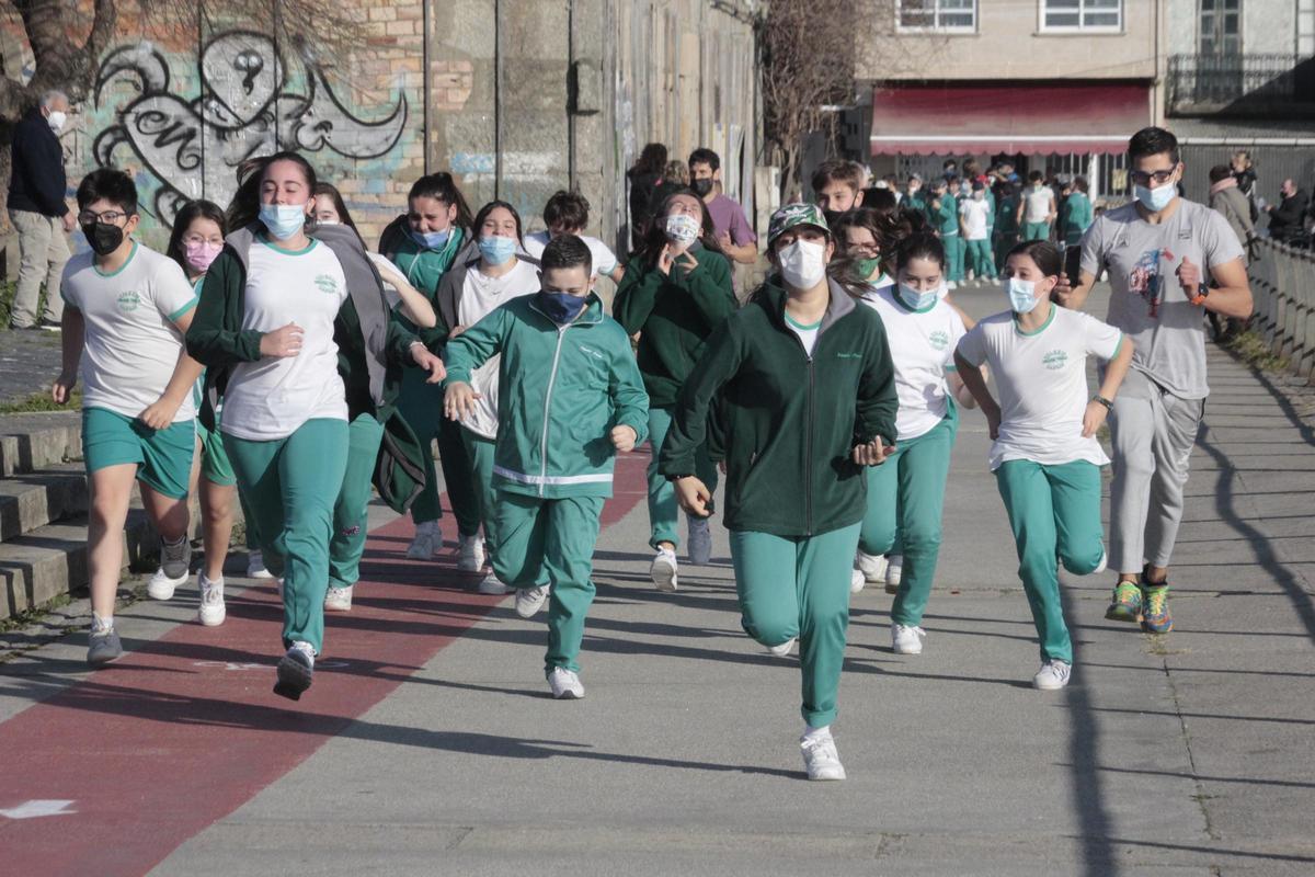 Una de las ediciones anteriores de la Carreira Cívica del colegio Eduardo Pondal de Cangas.