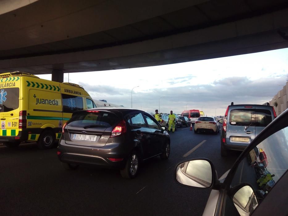 Caos de tráfico en la autopista de Llucmajor por un choque múltiple