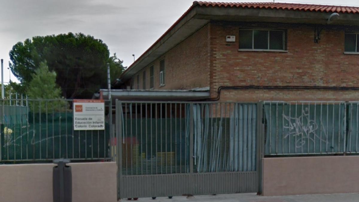 Entrada de la escuela infantil Colorín Colorado, cerrada desde hace un año y con el futuro en el aire.