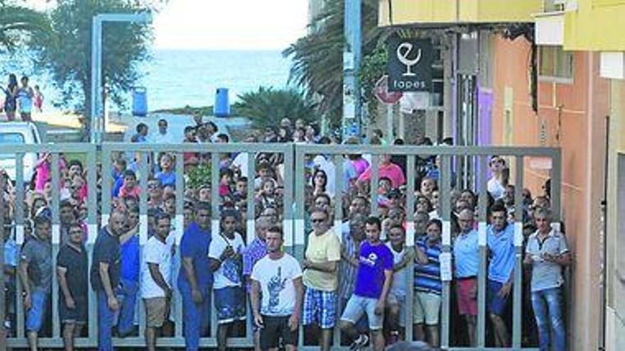 La afición arropa la vuelta de los toros a la playa de Moncofa