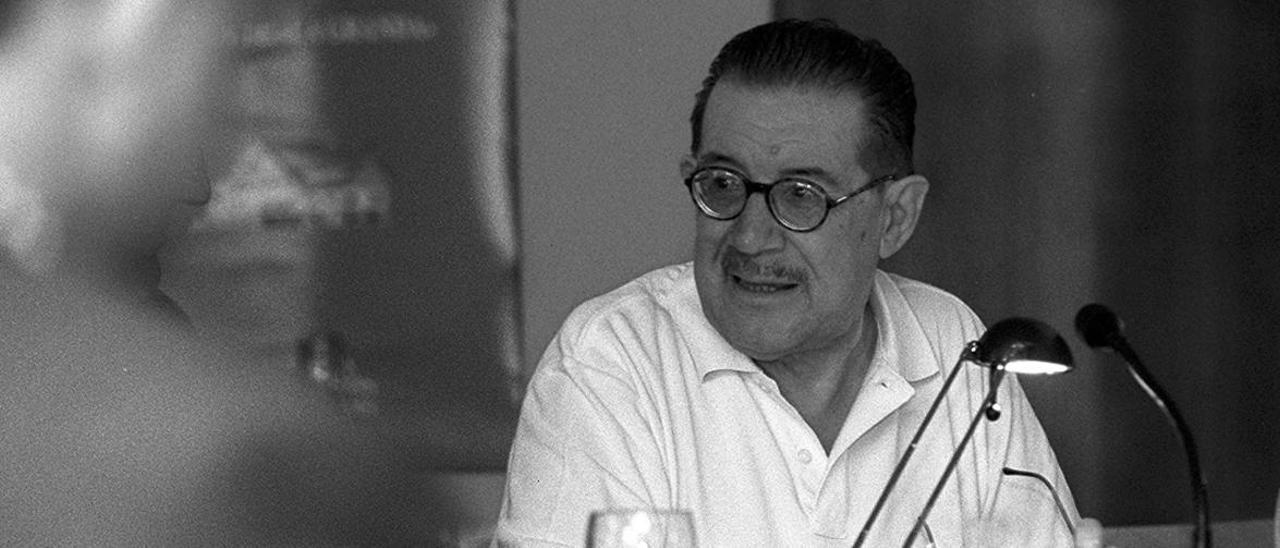 Muere Juan Velarde: la vida en imágenes del reputado economista asturiano